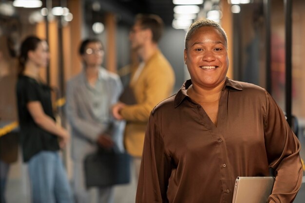 Femme souriante de plan moyen au travail