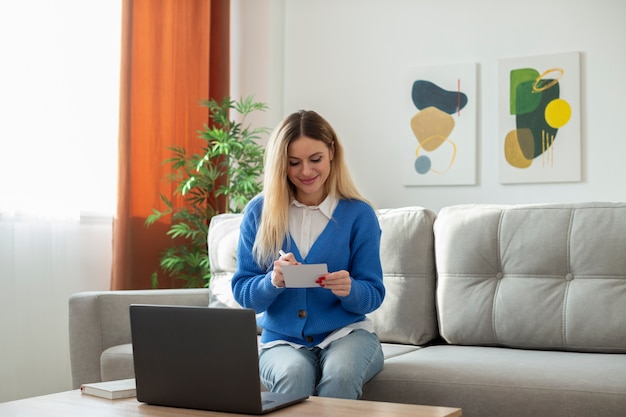 Photo gratuite femme souriante de plan moyen jouant au bingo