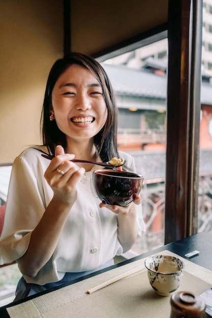 Photo gratuite femme souriante de plan moyen avec de la nourriture