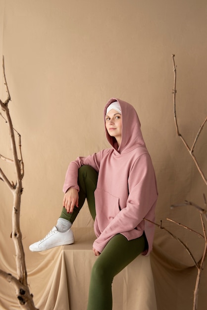 Femme souriante de plan moyen portant le hijab