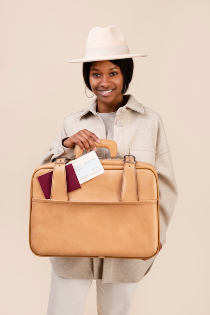 Femme Souriante De Plan Moyen Tenant Des Bagages