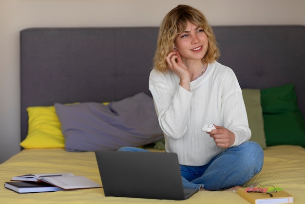 Photo gratuite femme souriante plein coup avec des écouteurs