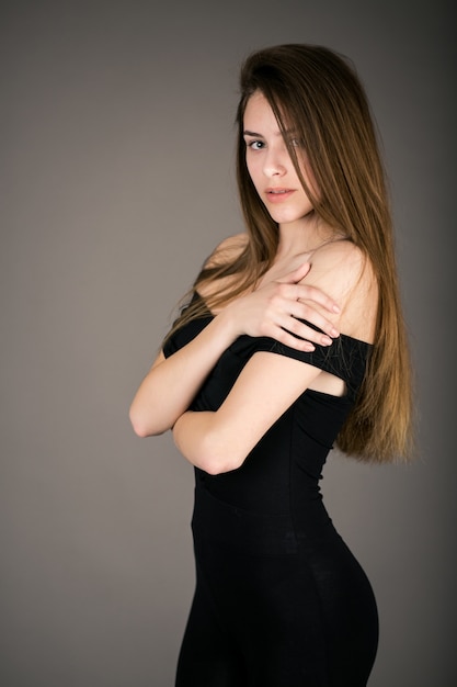 Femme souriante un portrait de studio