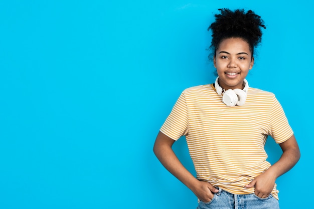 Photo gratuite femme souriante posant avec un casque