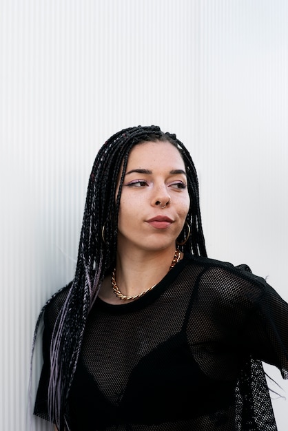Une femme souriante en pose.