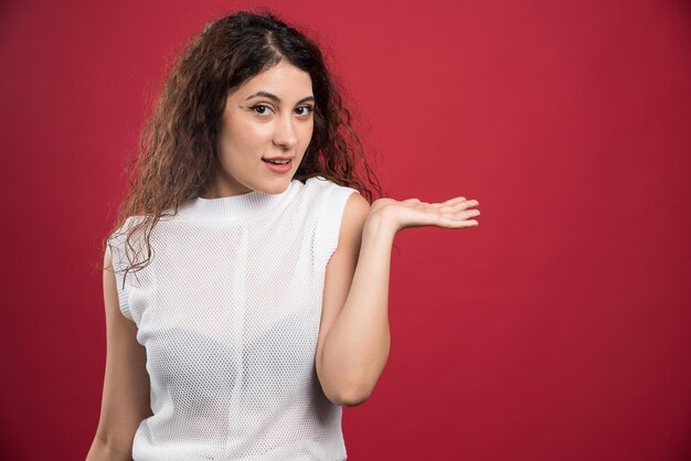 femme souriante, poser, sur, rouges