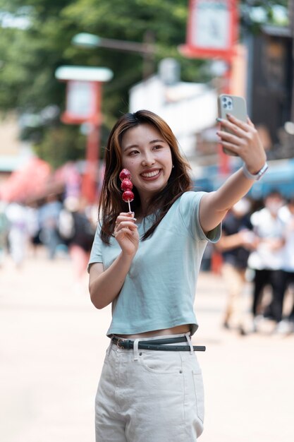 Femme souriante prenant selfie shot moyen