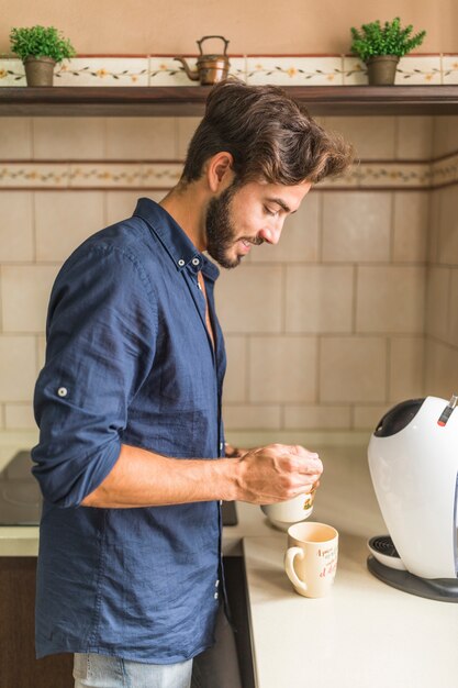 Femme souriante, préparer le café dans la cuisine