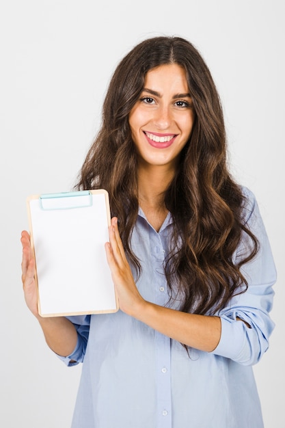 Femme souriante avec presse-papiers