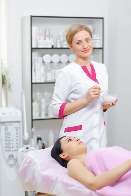 femme souriante professionnelle avec un client couché