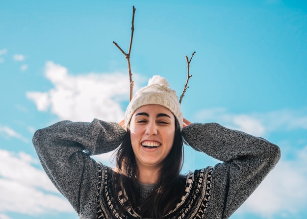 Femme souriante en pull