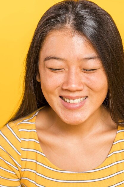 Femme souriante et regardant en bas