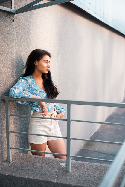 Femme souriante et regardant l'horizon