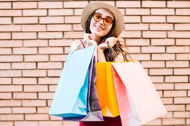 Photo gratuite femme souriante avec des sacs en papier