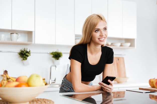 Femme souriante, à, smartphone