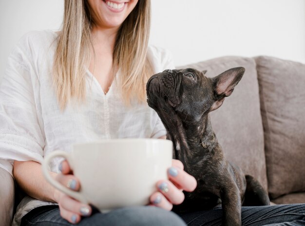 Femme souriante avec son adorable chiot