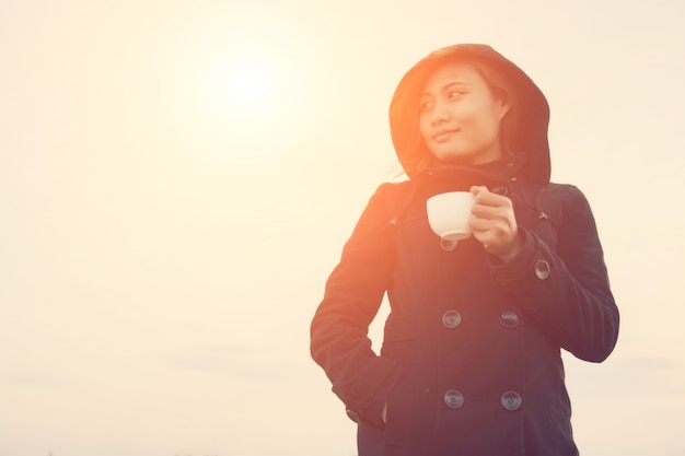 Femme souriante avec une tasse