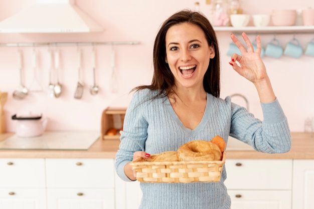 Femme souriante tir moyen montrant l'approbation