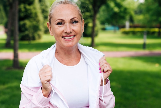 Femme souriante tir moyen en regardant la caméra