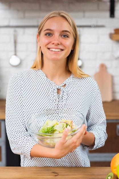 Photo gratuite femme souriante tir moyen avec salade