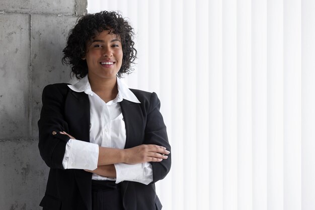 Femme souriante tir moyen