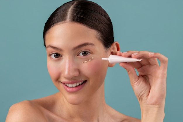 Femme souriante vue de face à l'aide d'un produit de courrier