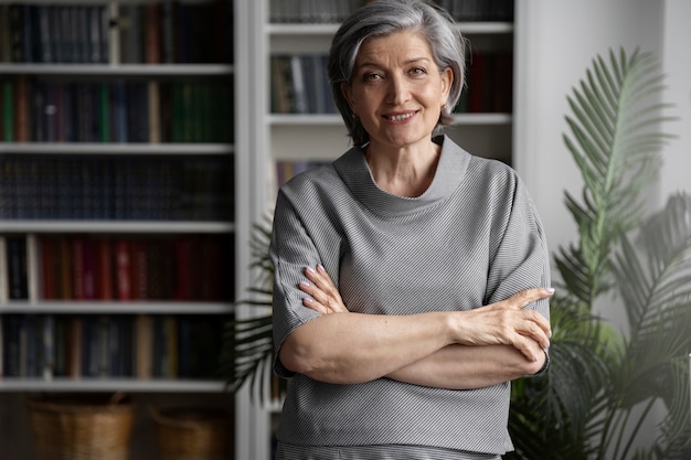 Femme souriante vue de face au bureau