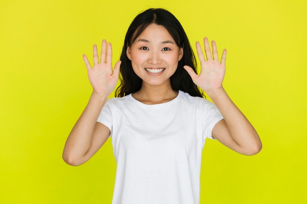 Femme souriante vue de face être surpris