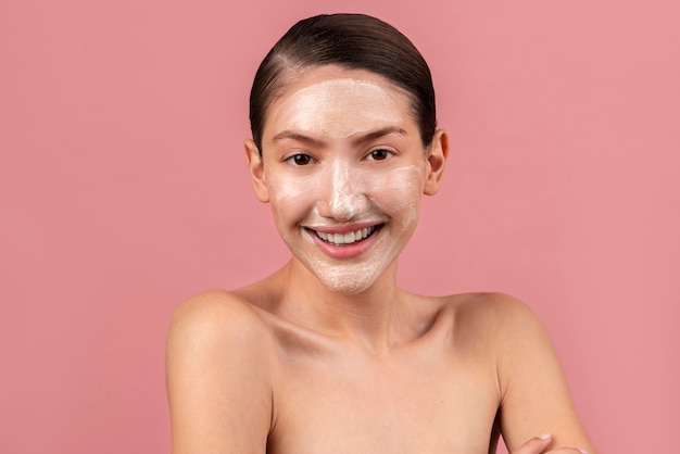 Photo gratuite femme souriante vue de face avec masque facial