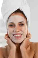 Photo gratuite femme souriante vue de face avec masque facial