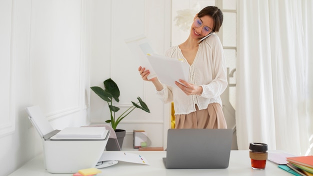 Femme souriante vue de face parlant au téléphone