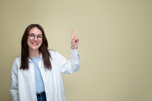 Femme souriante vue de face posant