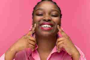Photo gratuite femme souriante vue de face posant