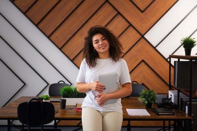 Femme souriante vue de face travaillant au bureau