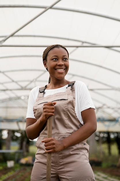 Photo gratuite femme souriante vue de face travaillant