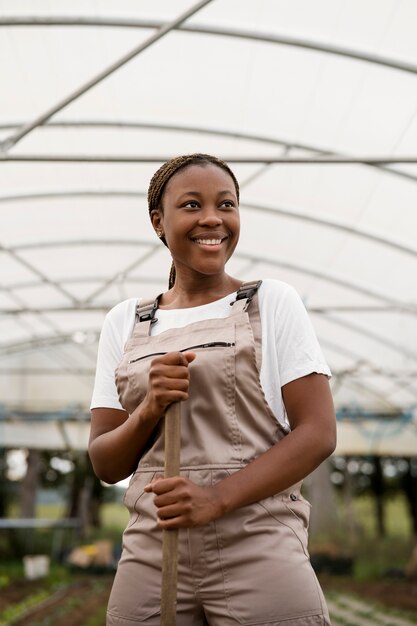 Femme souriante vue de face travaillant