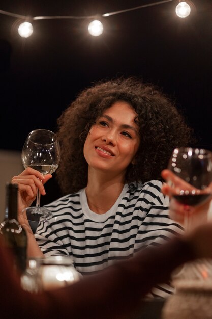 Femme souriante vue de face avec verre