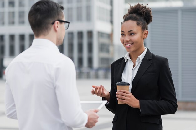 Femme, sourire, à, collègue, coup moyen