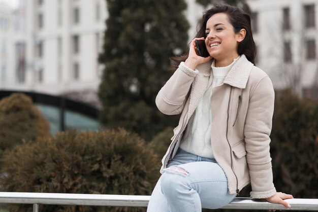 Femme, sourire, conversation, téléphone