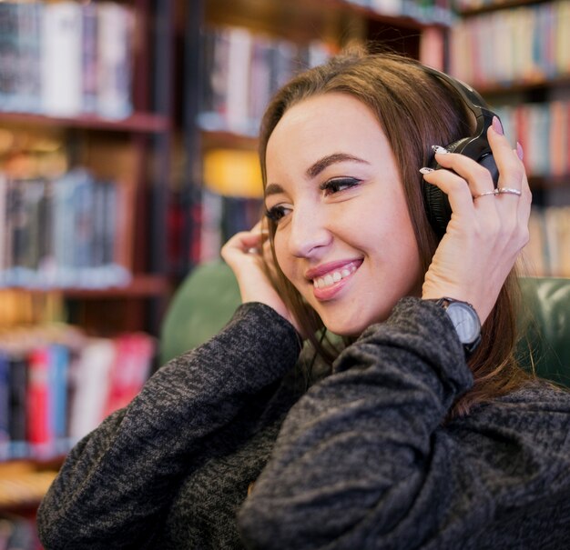 Femme, Sourire, Porter, écouteurs