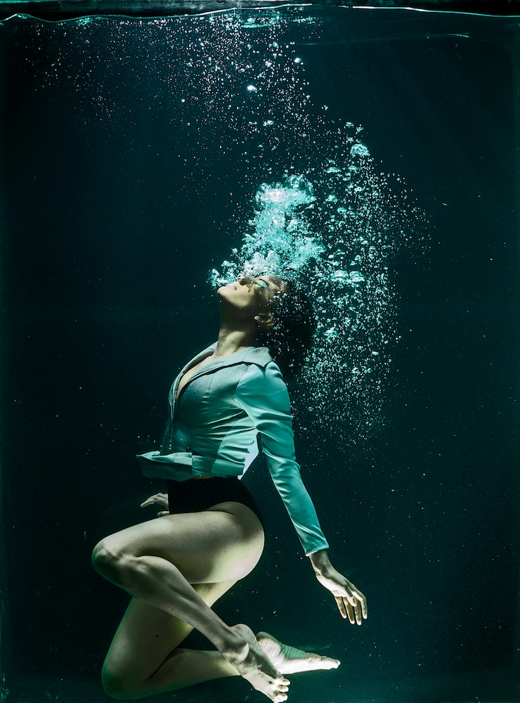 Photo gratuit femme sous l&#39;eau