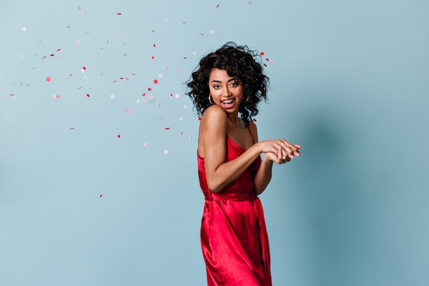 Femme spectaculaire avec une coiffure frisée à l'avant