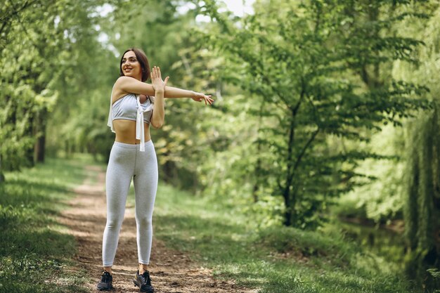 Femme sport étirement