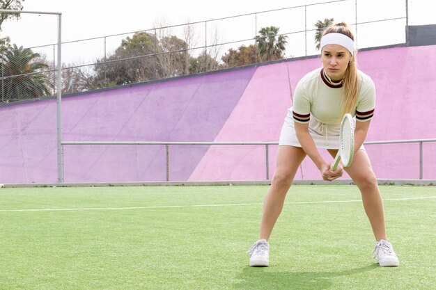 Femme sportive en attente de frapper la balle