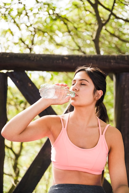 Photo gratuite femme sportive, buvant à l'extérieur