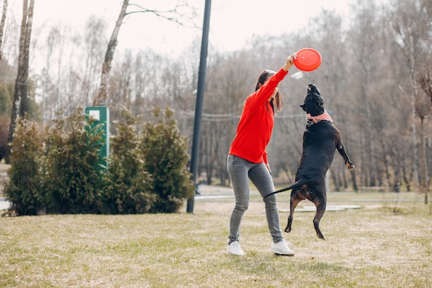 Femme sportive dans le parc