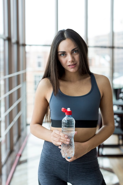 Femme sportive avec de l&#39;eau