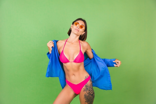 Femme Sportive En Forme D'été En Bikini Rose, Chemise Bleue Et Lunettes De Soleil Orange Sur Vert, Joyeux Joyeux Joyeux Positif
