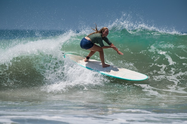 Femme sportive en plein essor