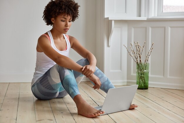 femme sportive posant dans sa maison